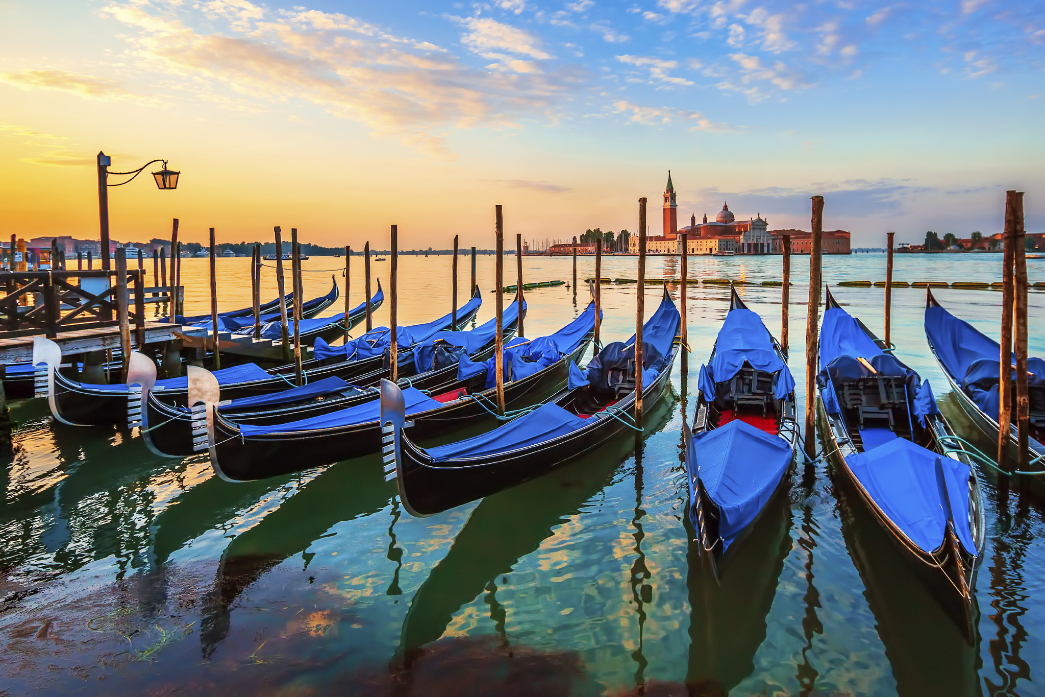 Gondeln in Venedig bei Sonnenuntergang