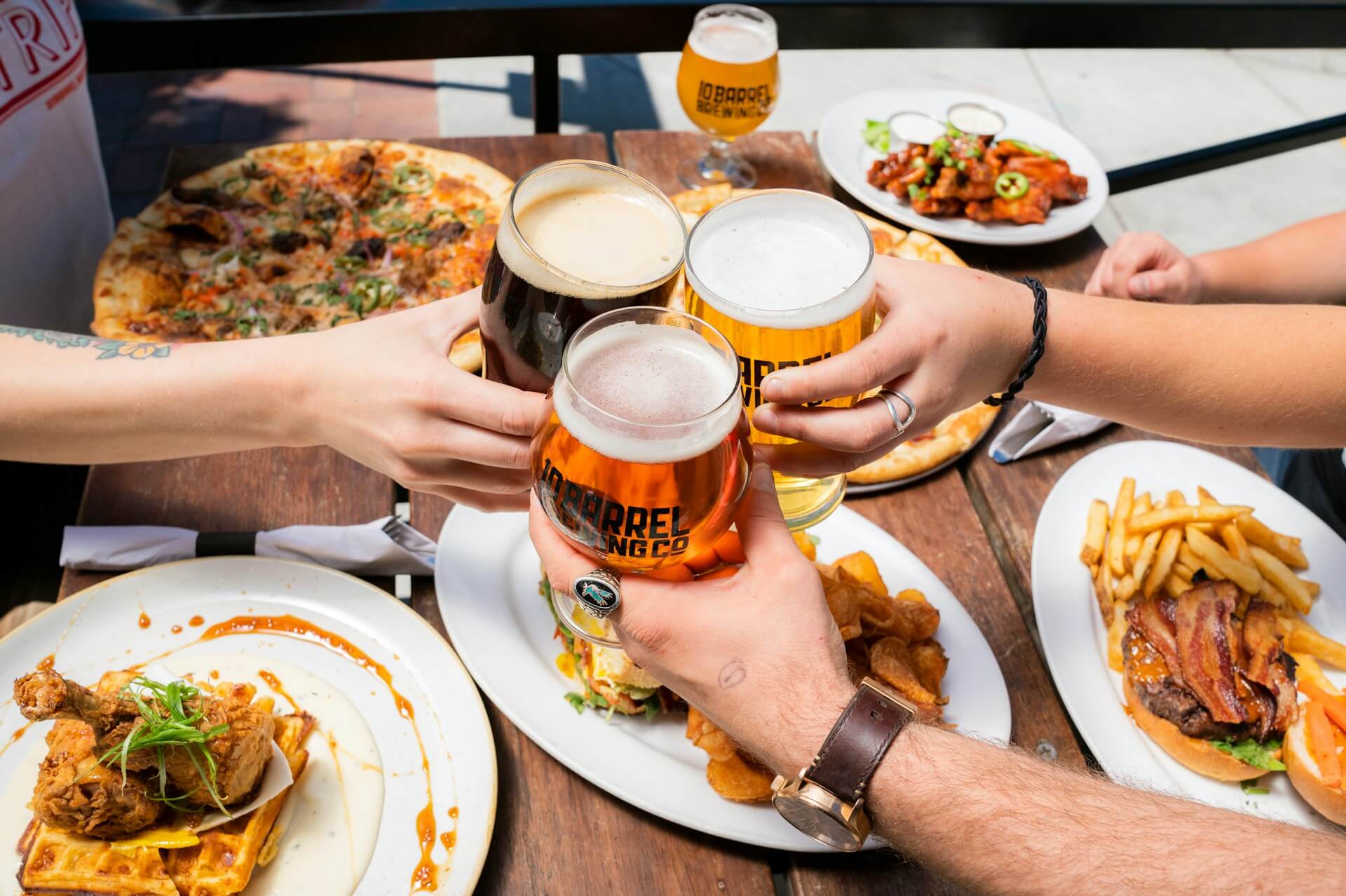 Primo piano di un boccale di birra e un brezel
