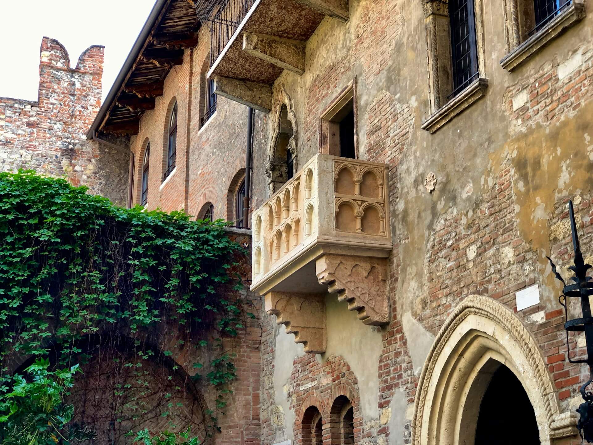 Verona, the iconic Juliet's house with balcony and Juliet's statue - Air Dolomiti