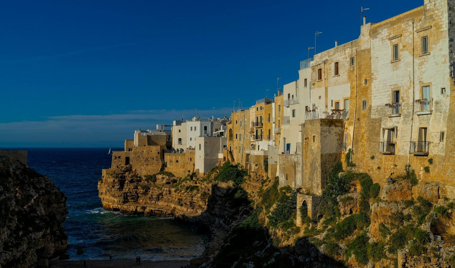 Strand von Polignano, in der Nähe von Bari - Air Dolomiti