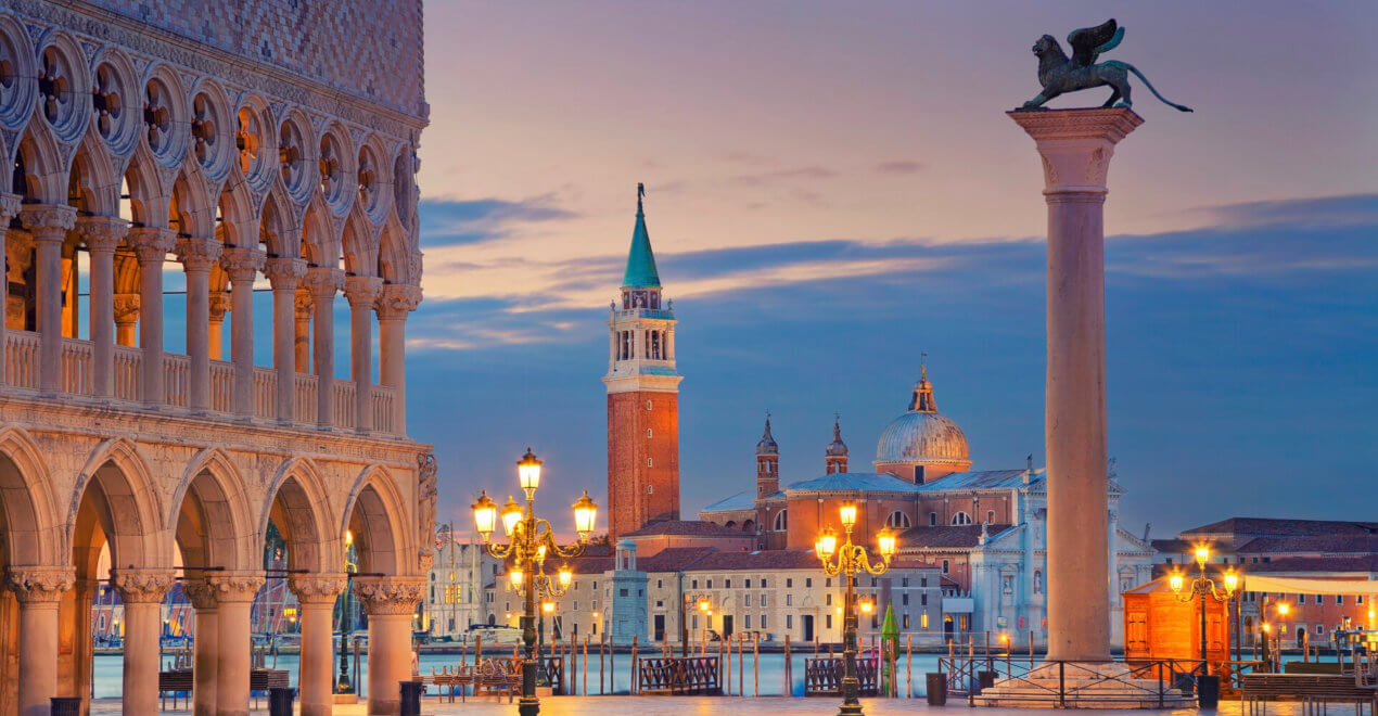Ein Blick auf den Markusplatz, Venedig, am Abend