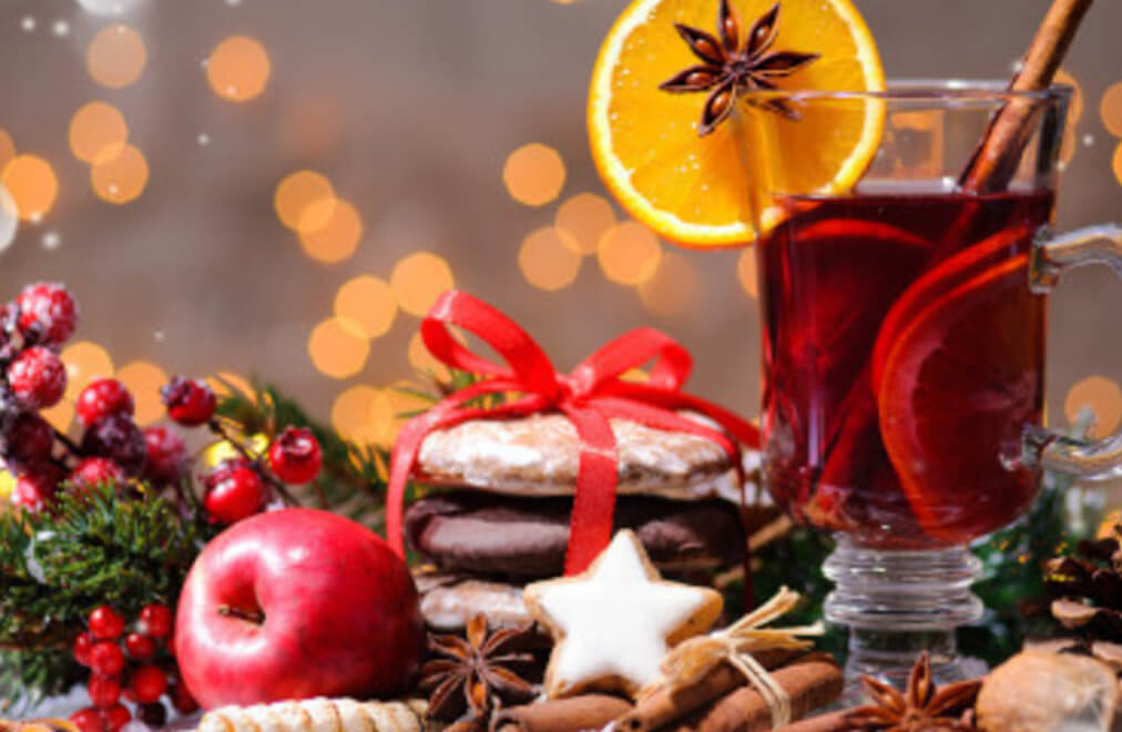 Tipici biscotti natalizi tedeschi, spezie, vin brulé e decorazioni natalizie