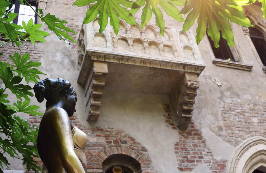 Verona, das ikonische Haus der Julia mit dem Balkon und der Statue der Julia