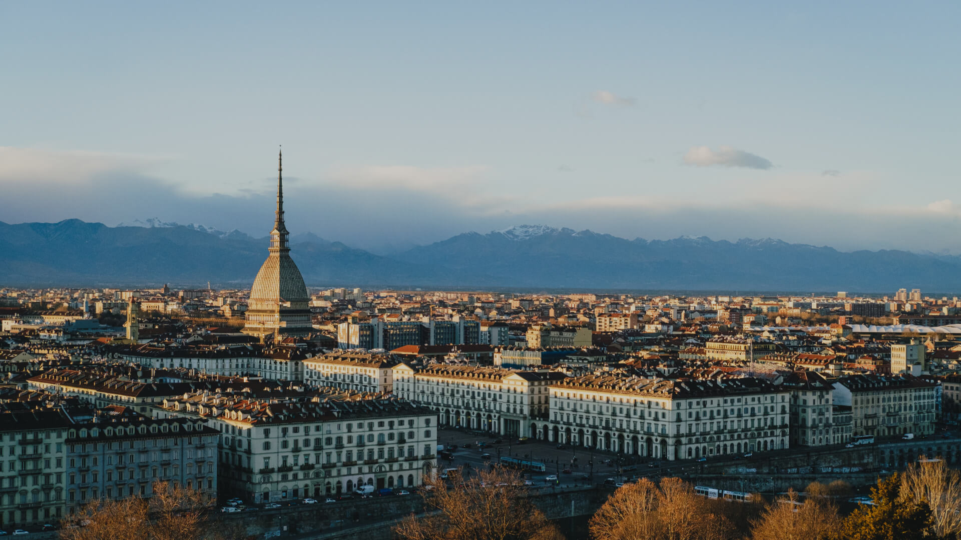 Blick auf das historische Zentrum von Turin bei Sonnenuntergang