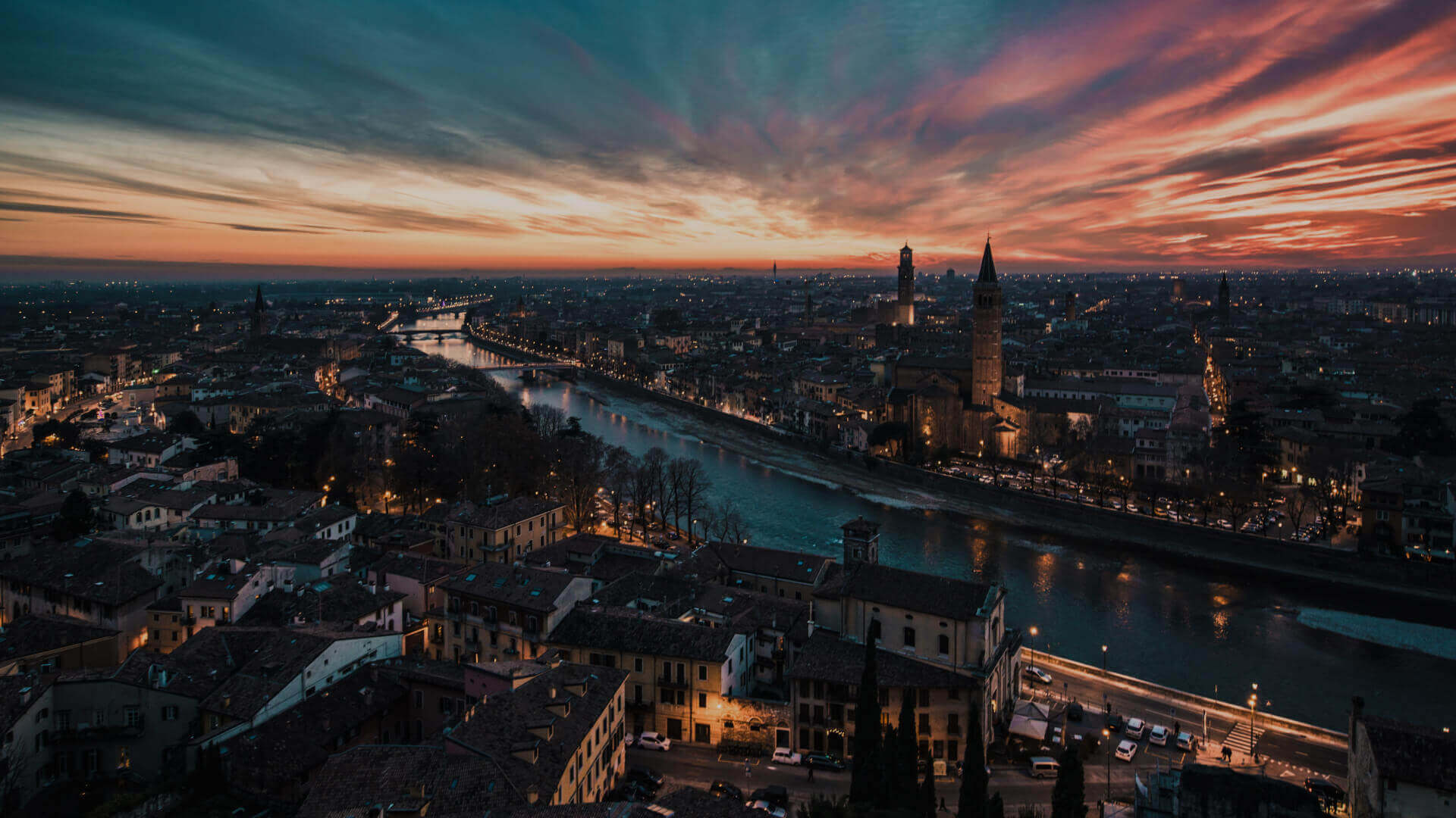 Blick auf das Zentrum von Verona von oben über die Etsch bei Sonnenuntergang