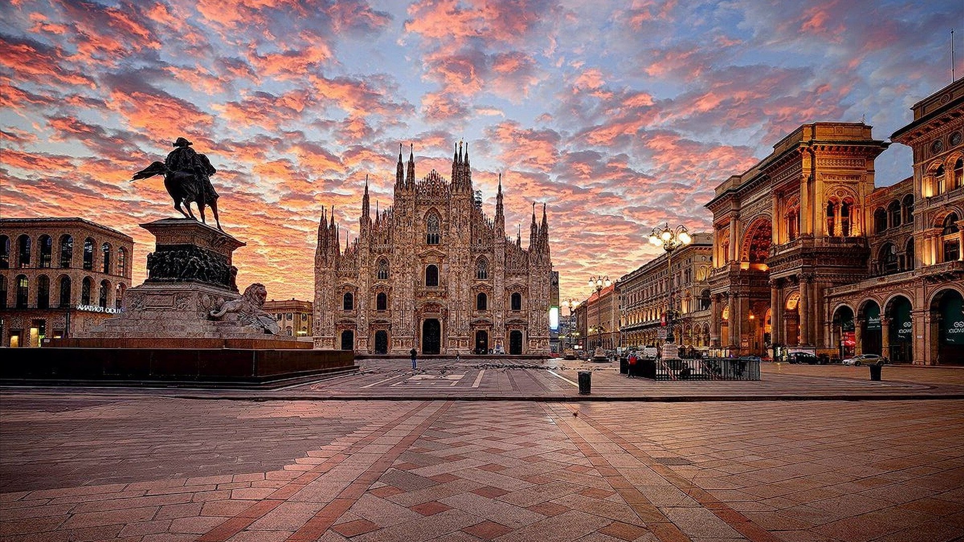 Die Domplatz in Mailand bei Sonnenuntergang