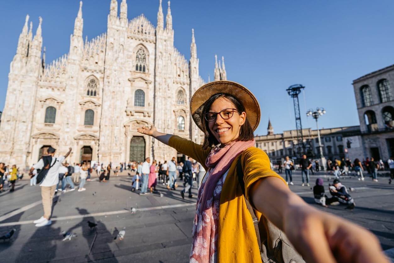 Mädchen fotografiert auf der Piazza Duomo, Mailand.