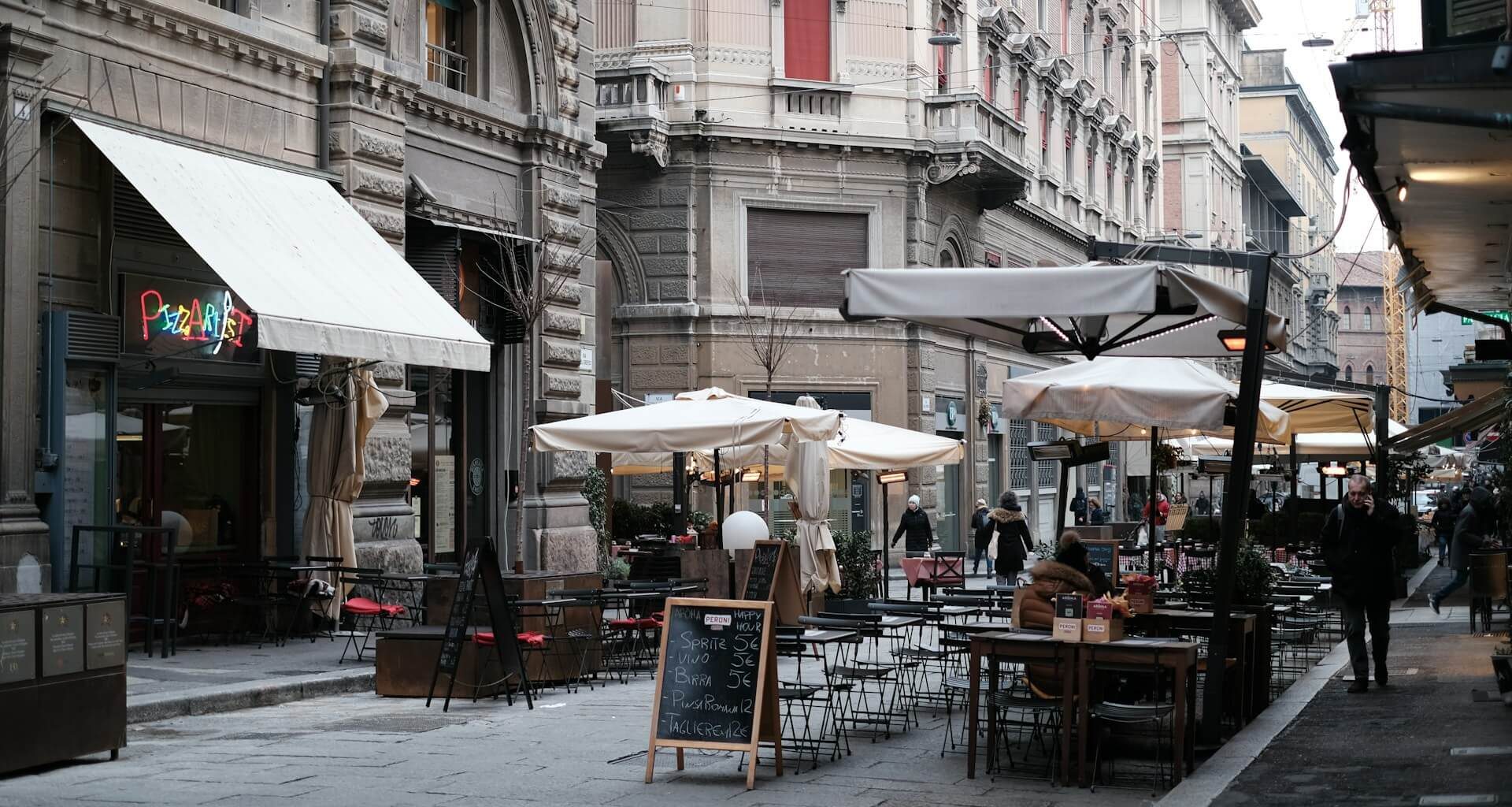 Einkaufsstraße in Bologna - air dolomiti