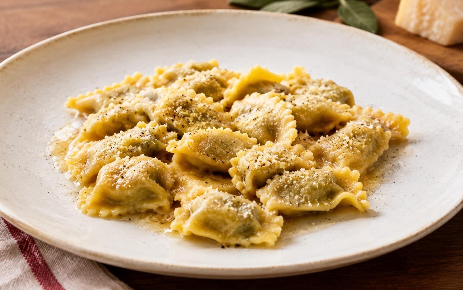 Teller mit Agnolotti del Plin, das traditionelle Turiner Gericht.