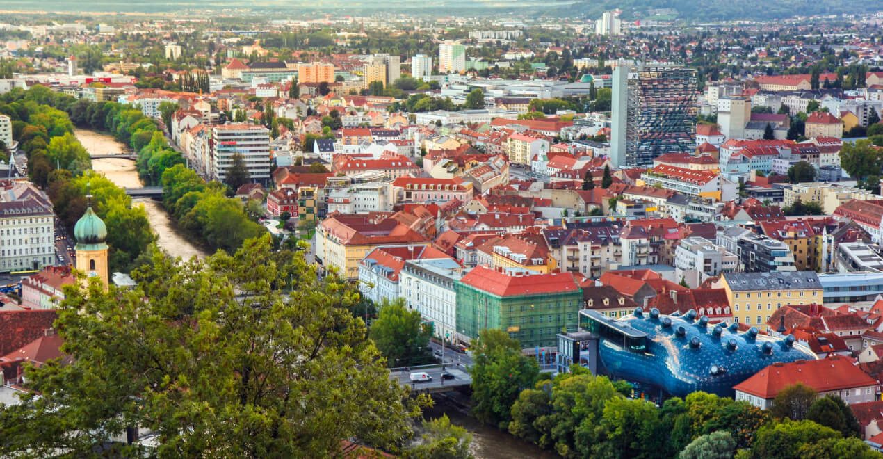 Panoramablick auf Graz mit dem Wahrzeichen, dem Kunsthaus Graz
