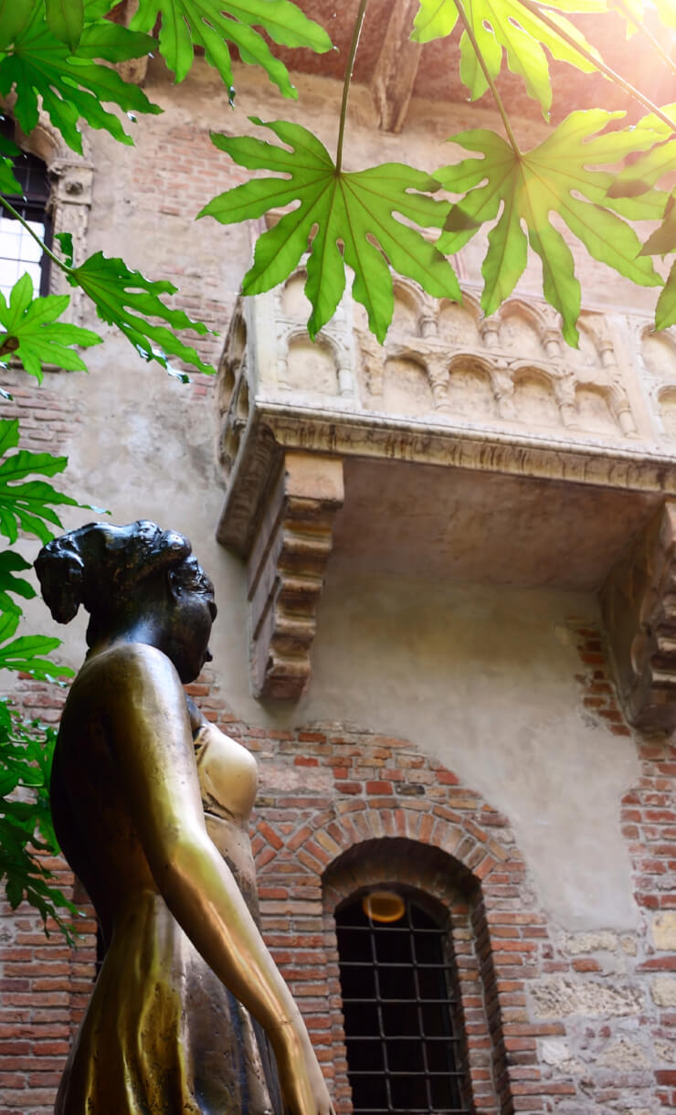 Verona, Juliet's Balcony and statue