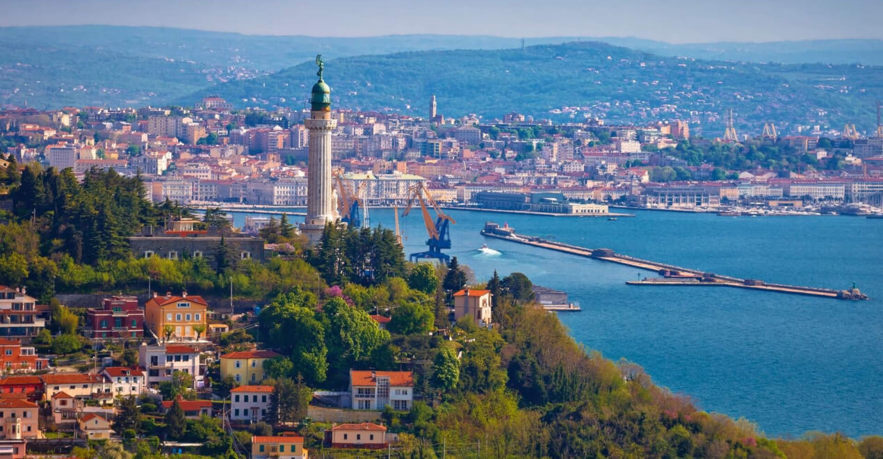 Vista panoramica del porto di Trieste