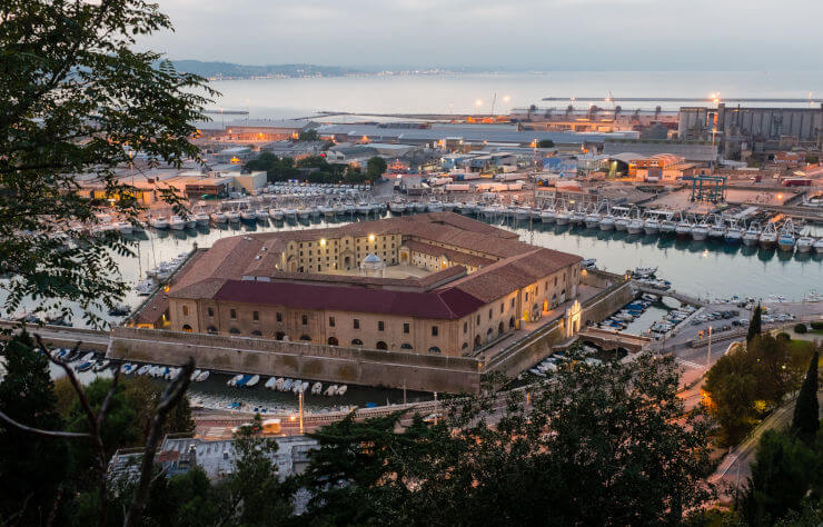 Blick auf Ancona von oben bei Sonnenuntergang