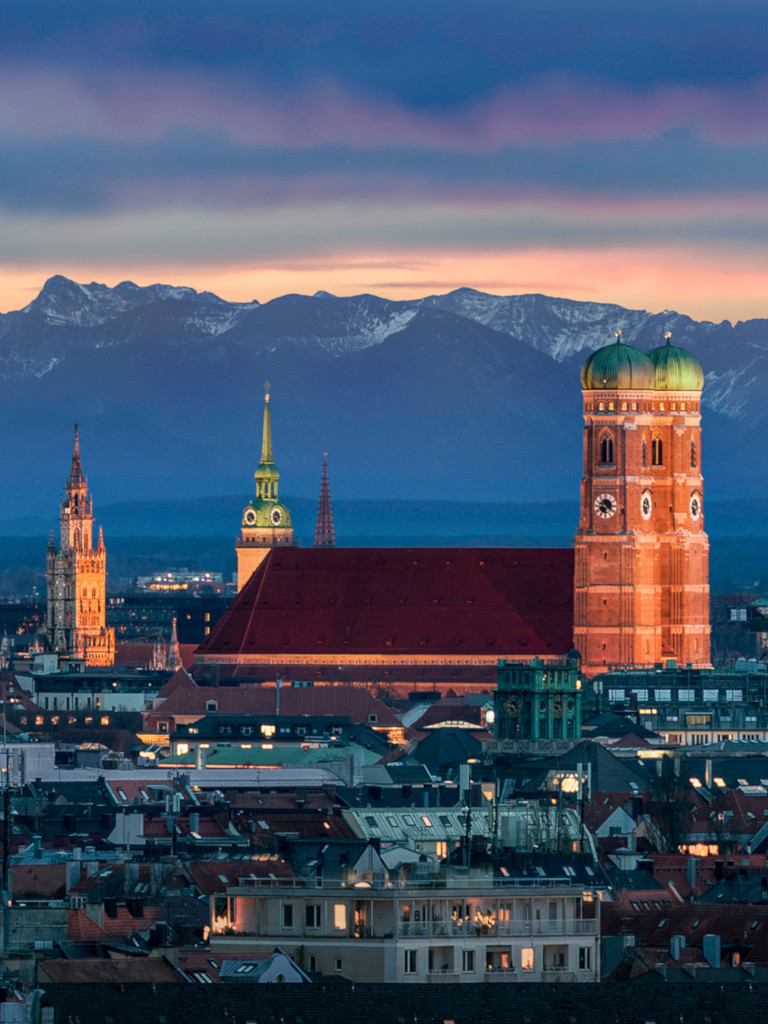 Vista dall'alto sulla cattedrale di Monaco di Baviera - Air Dolomiti