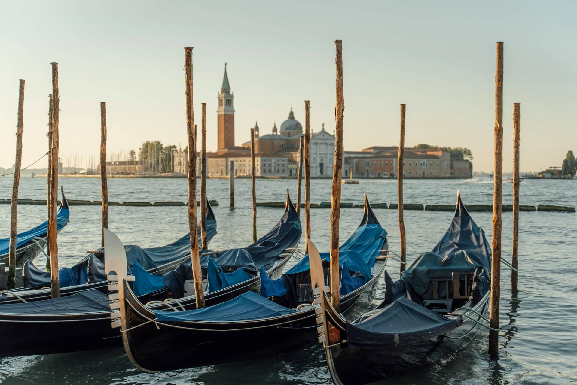 Gondeln in Venedig bei Sonnenuntergang