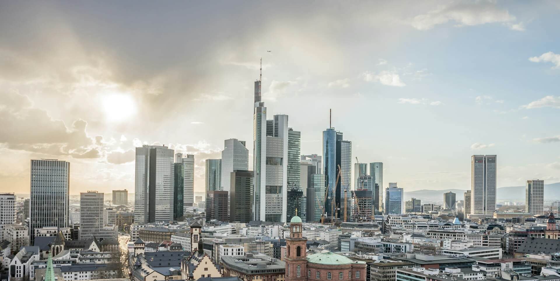 Quartiere finanziario con skyline di Francoforte - Air Dolomiti
