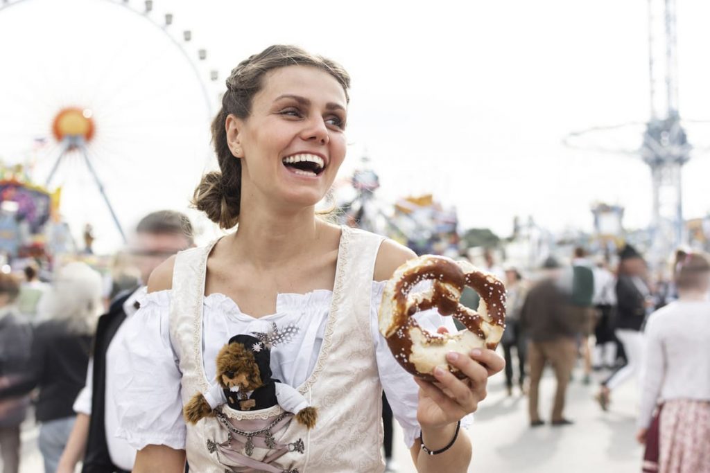 donna in abito bavarese 