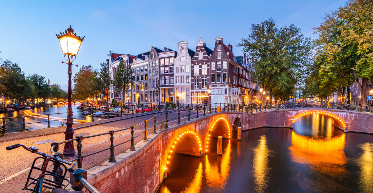 Canals and bridges in Amsterdam - Air Dolomiti