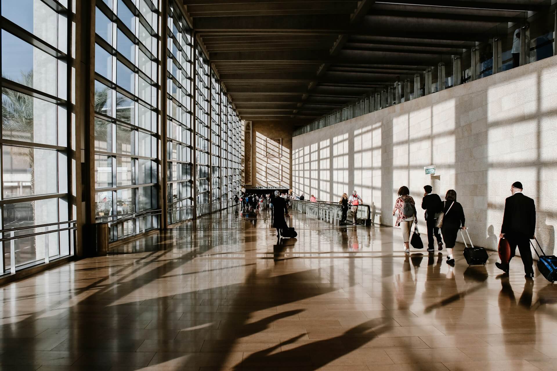 Persone in aeroporto - Air Dolomiti