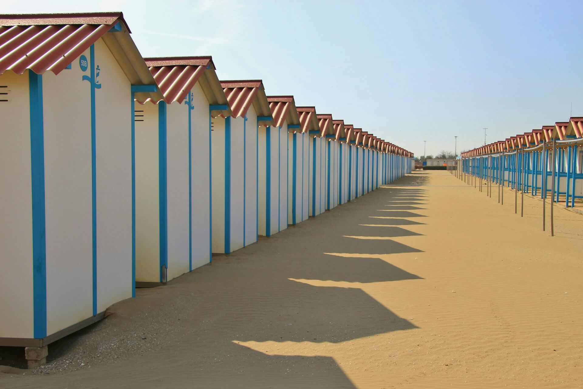 Typische "Hütten" (Kabinen) auf dem Lido von Venedig - Air Dolomiti